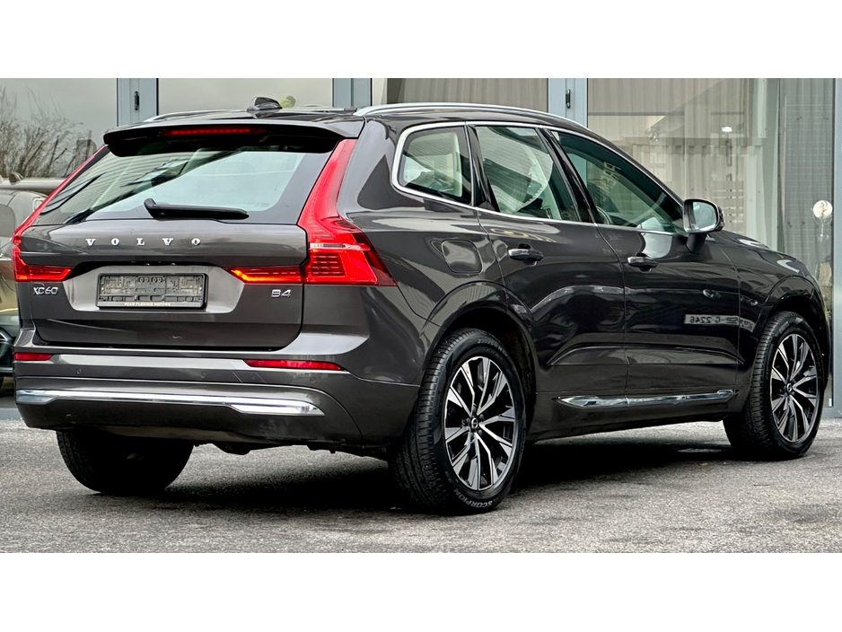 2022 Volvo XC60 - image 4