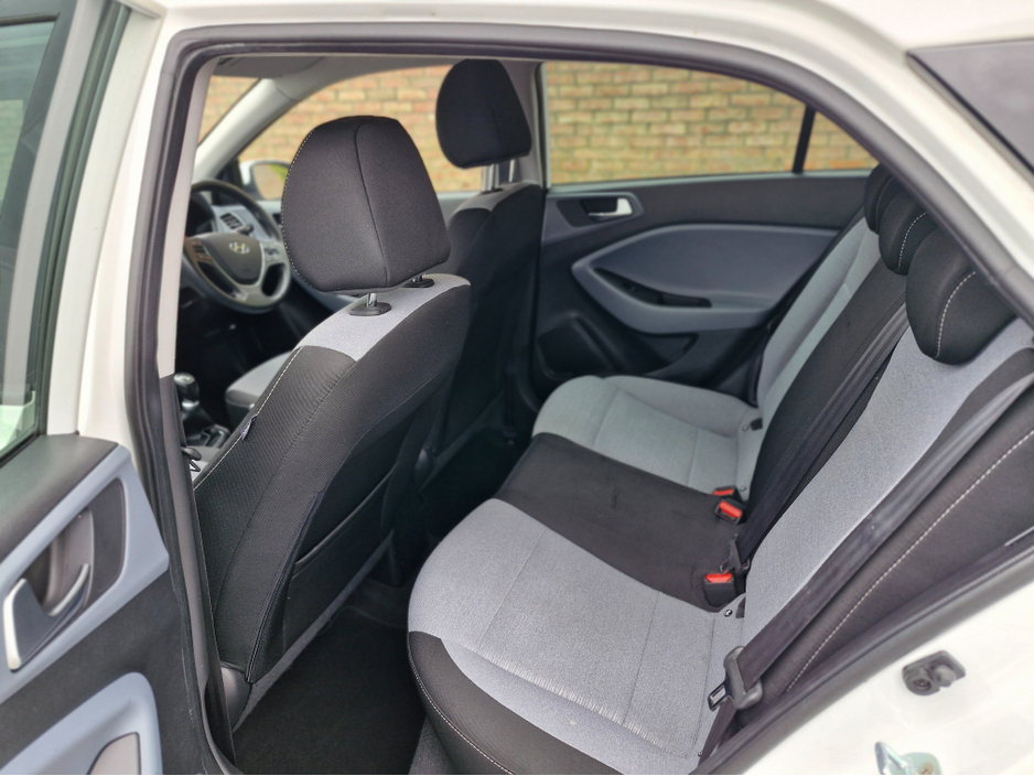 2015 Hyundai i20 - image 12