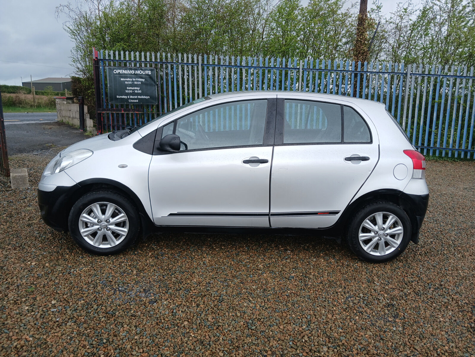 2011 Toyota Yaris - image 4