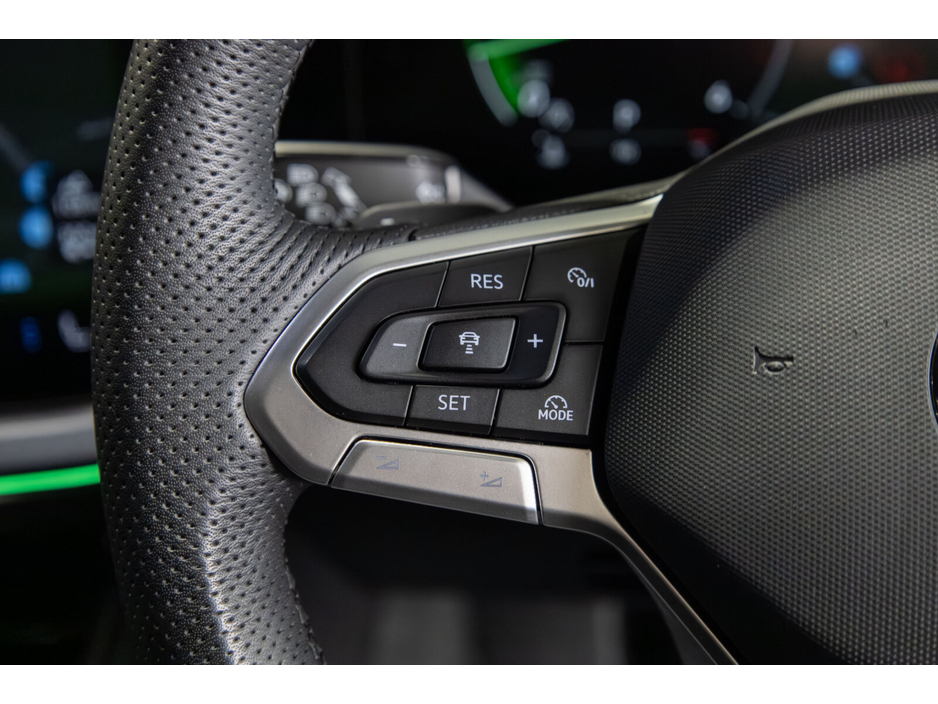 2025 Volkswagen Touareg - image 14