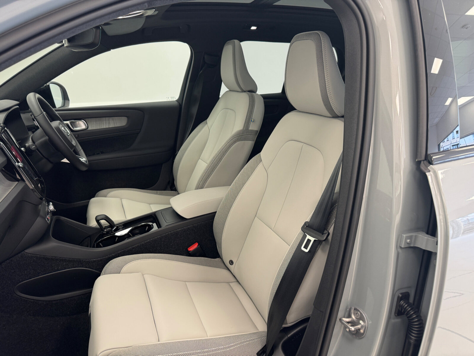 2026 Volvo EX40 - image 8