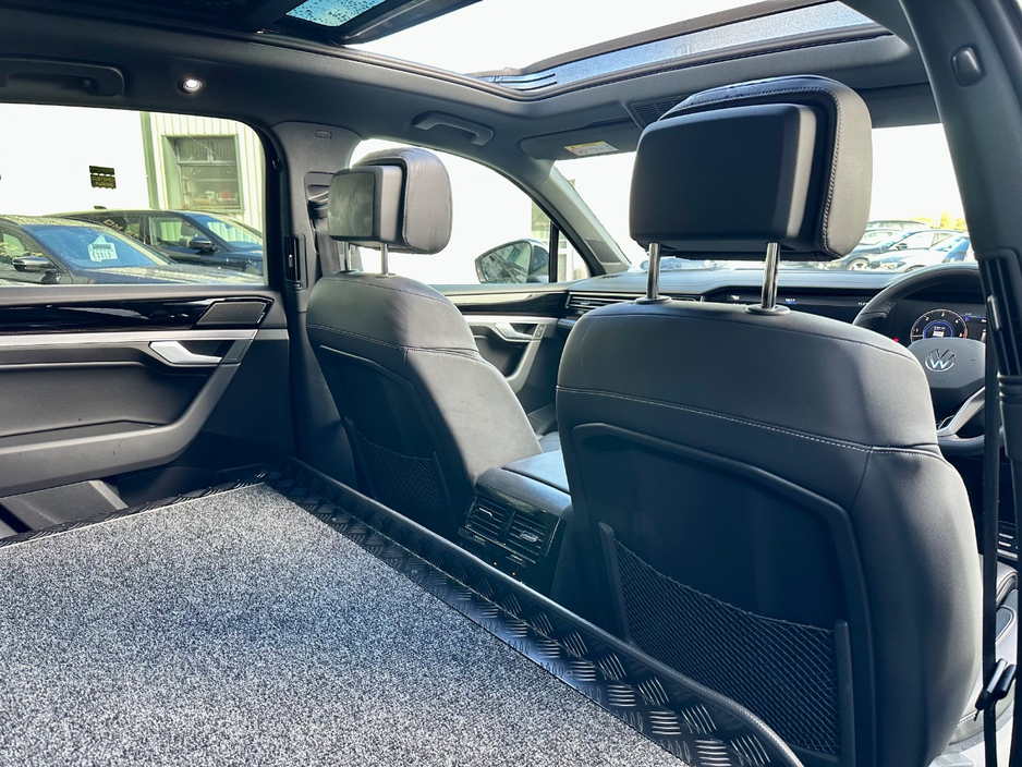 2023 Volkswagen Touareg - image 15