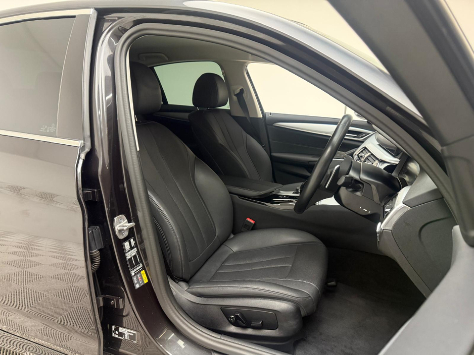 2023 BMW 5 Series - image 11