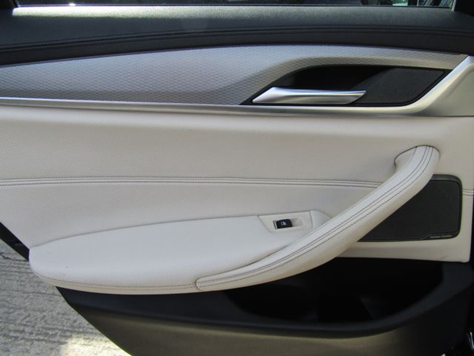 2018 BMW 5 Series - image 25