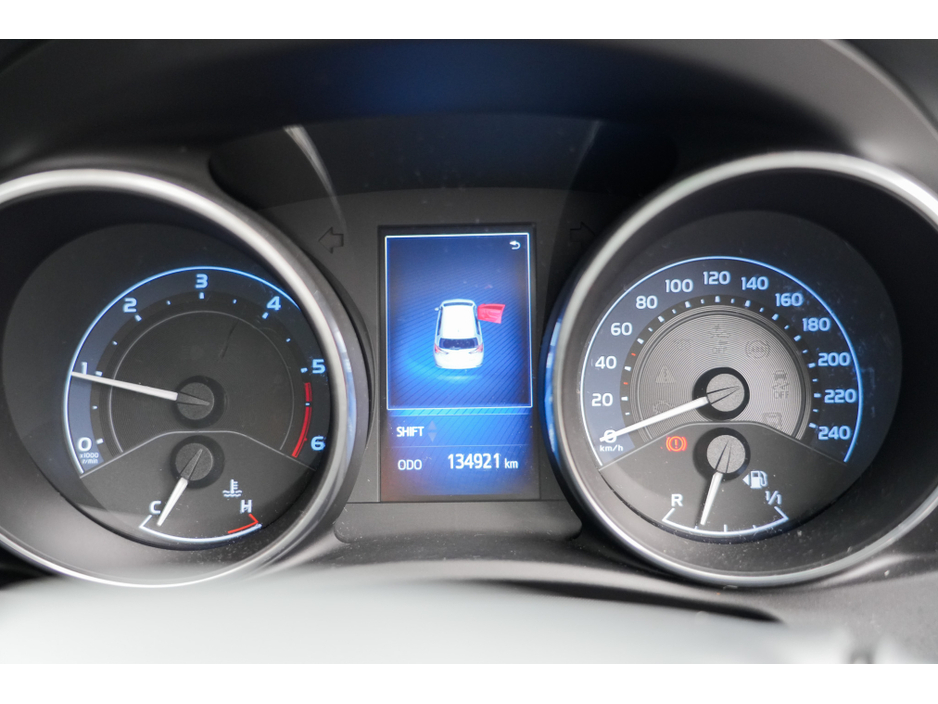 2016 Toyota Auris - image 5