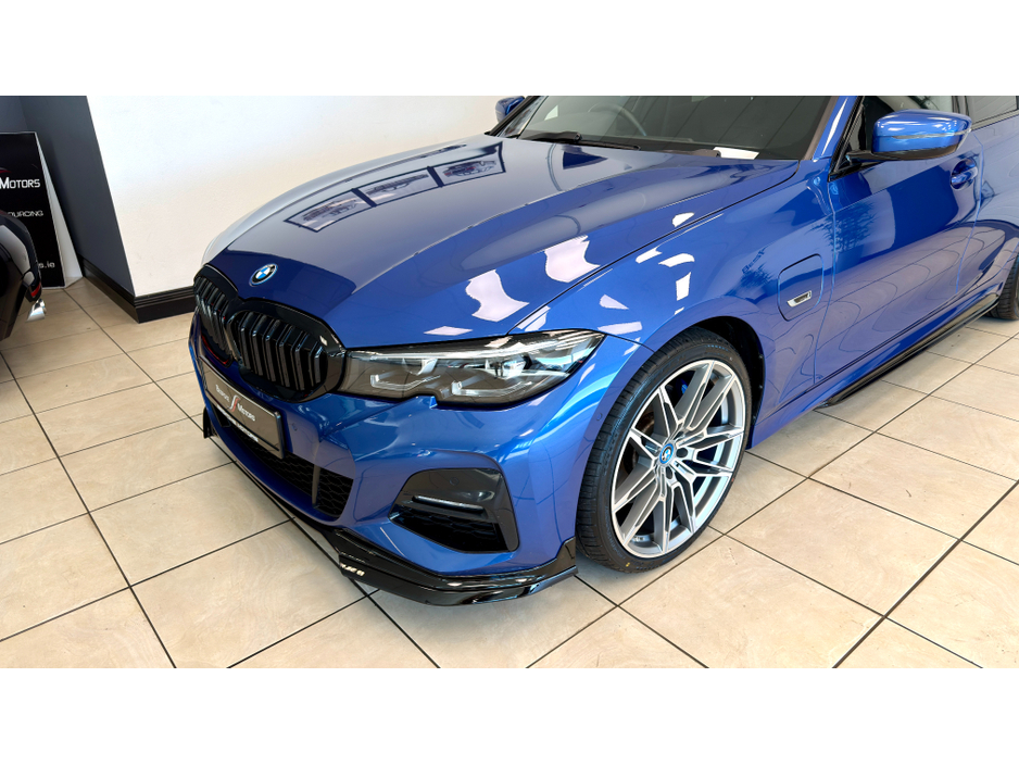 2022 BMW 3 Series - image 6