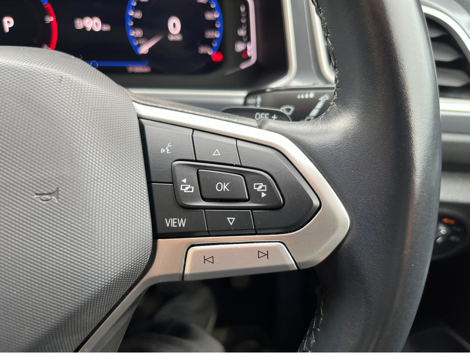 2023 Volkswagen T-Roc - image 23