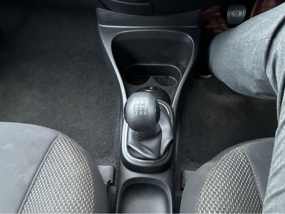 2010 Nissan Micra - image 17