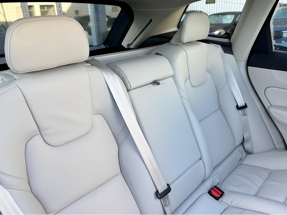 2025 Volvo XC60 - image 14