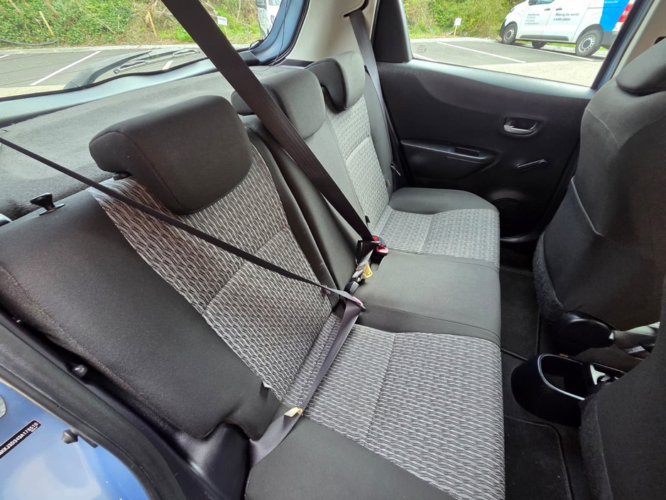 2013 Toyota Yaris - image 4