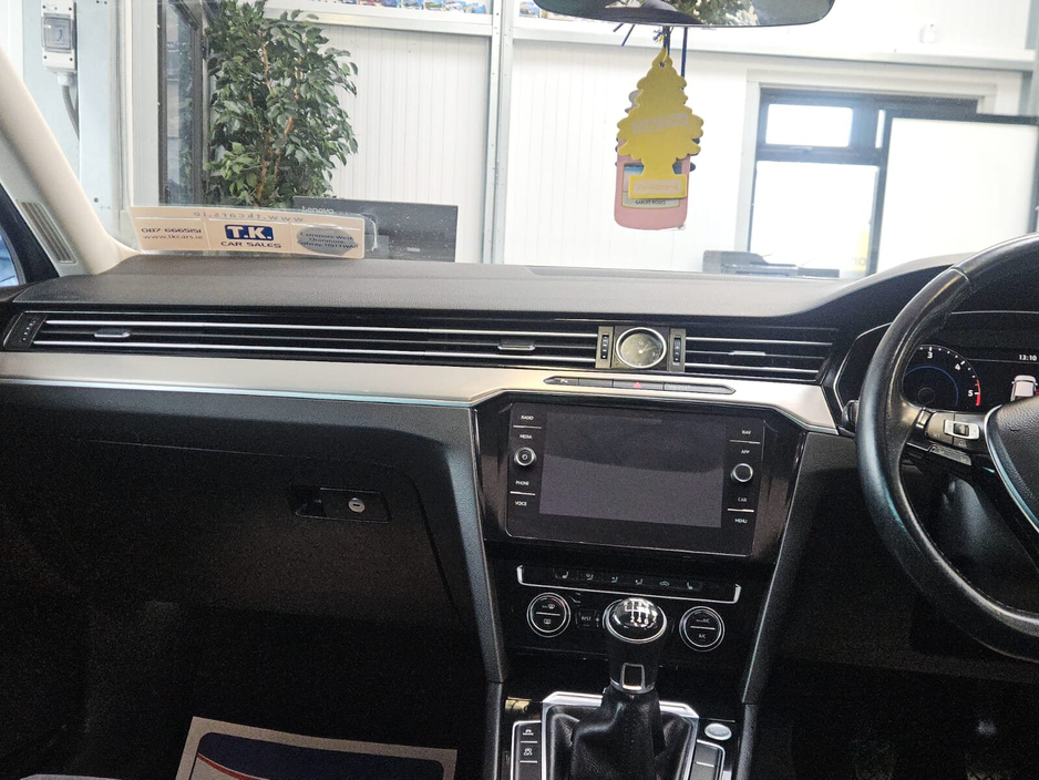 2018 Volkswagen Passat - image 11