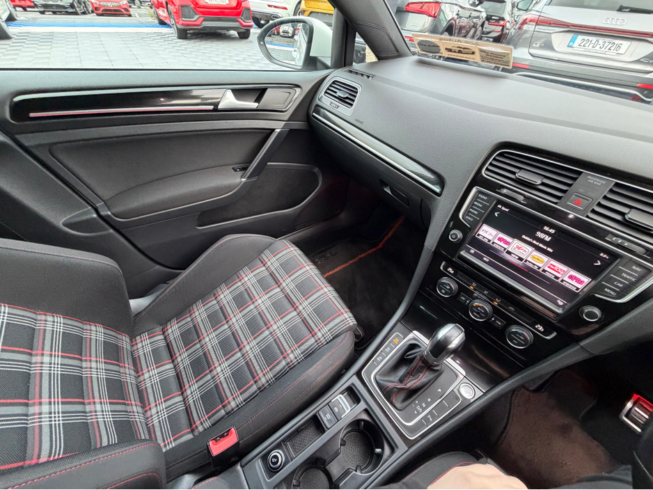 2017 Volkswagen Golf - image 26