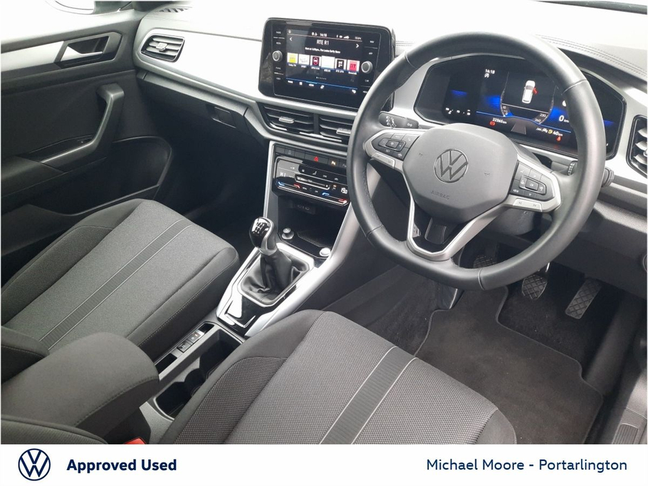 2025 Volkswagen T-Roc - image 8