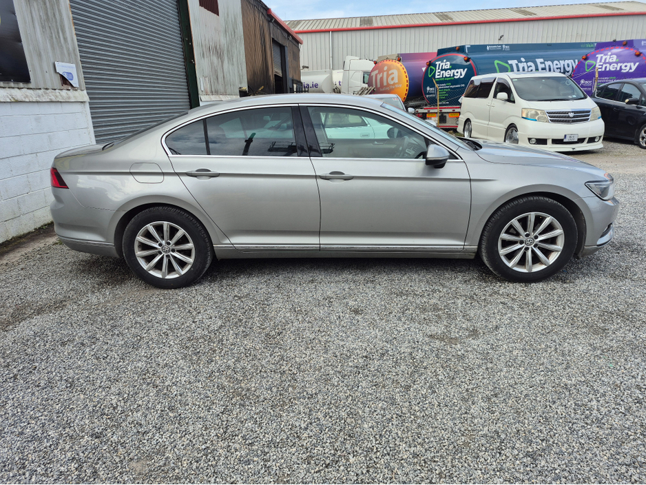 2015 Volkswagen Passat - image 10