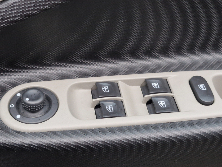 2015 Renault Zoe DYNAMIQUE INTENSE AUTOMATIC FULLY ELECTRIC NCT 02/27 *80KM RANGE* 2 KEYS/ SAT NAV/ TOUCH SCREEN MEDIA/ BLUETOOTH/ USB/ REVERSE CAMERA/ MULTI FUNCTION STEERING WHEEL/ HISTORY CHECKED €3,900