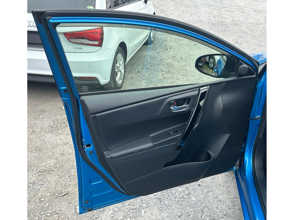 2016 Toyota Auris - image 6