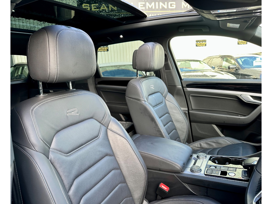 2023 Volkswagen Touareg - image 6