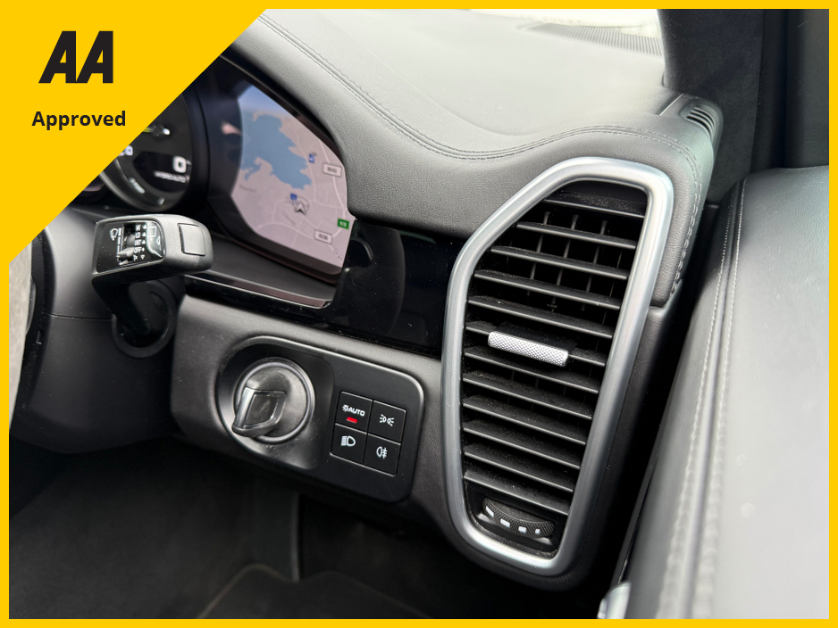 2023 Porsche Cayenne - image 40