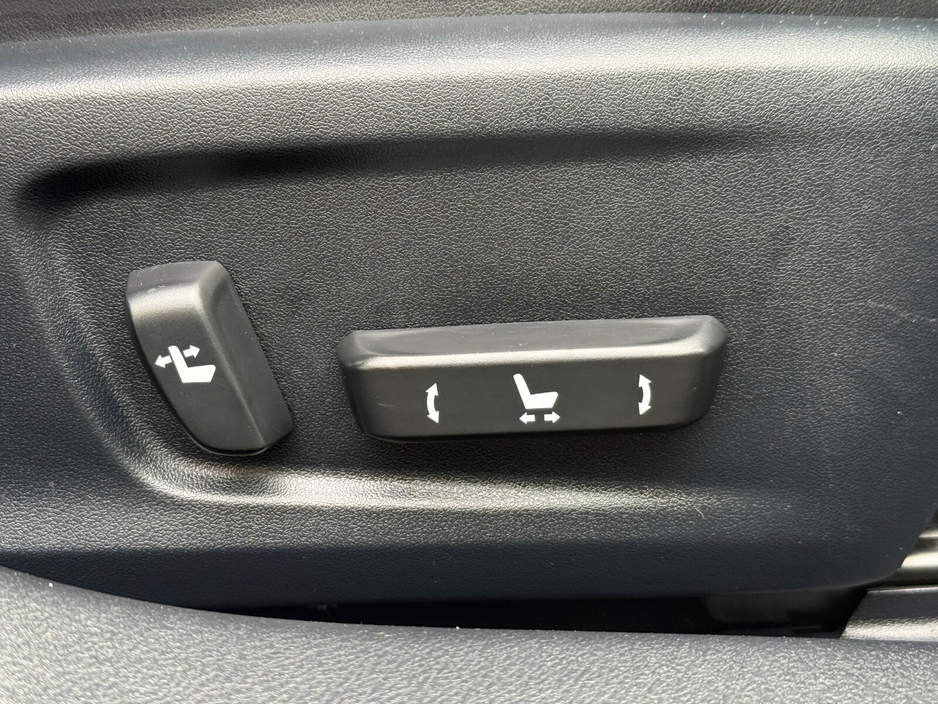 2015 Lexus IS 300 h - image 12