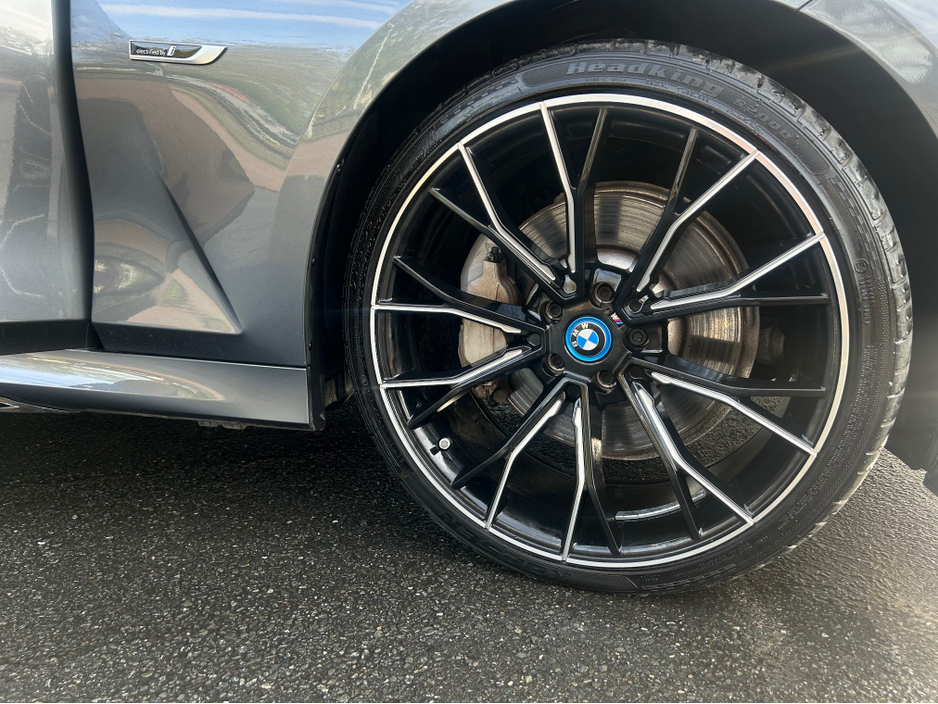 2021 BMW 3 Series - image 22