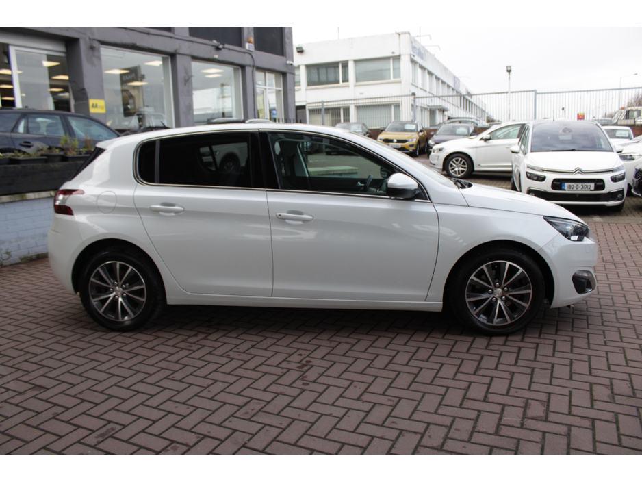 2017 Peugeot 308 - image 3