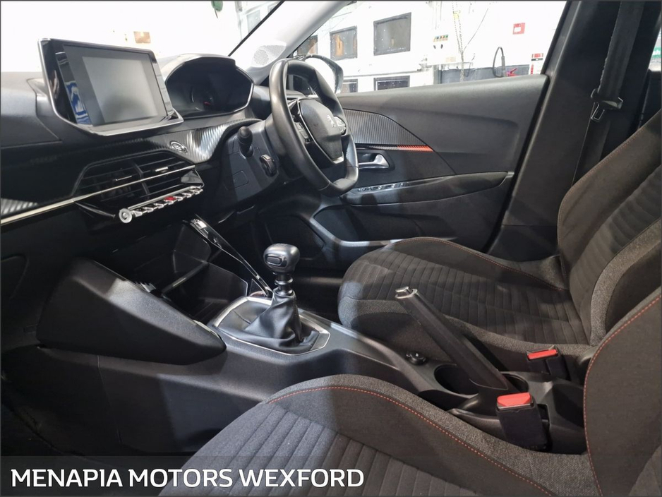 2022 Peugeot 208 - image 5