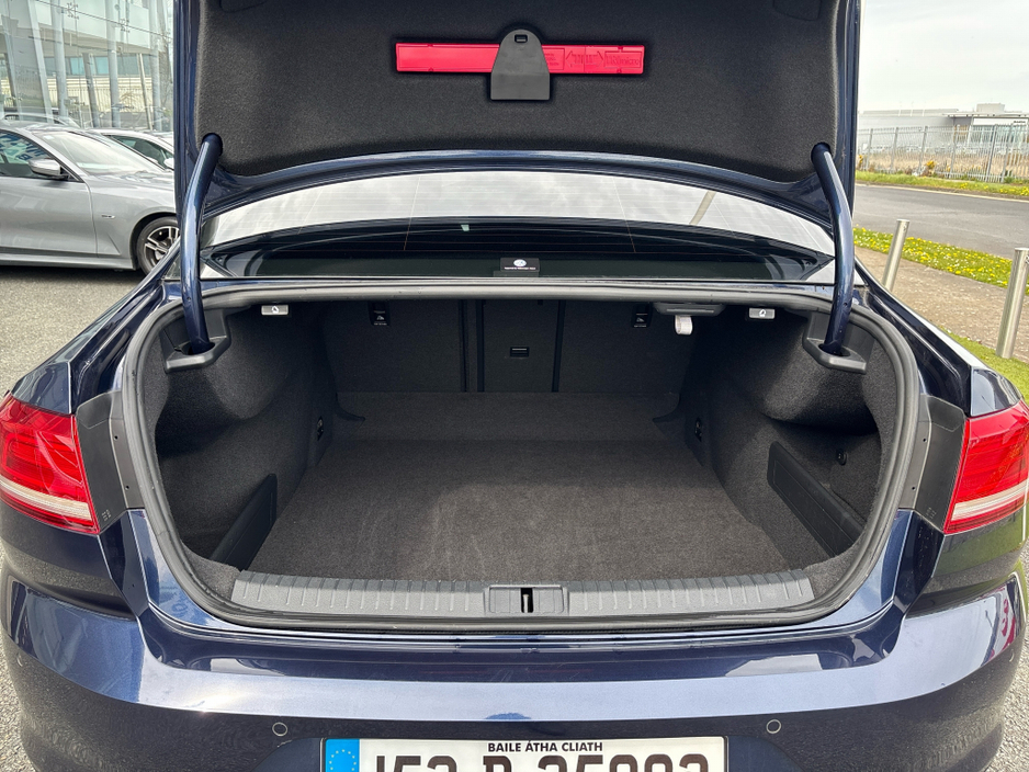 2015 Volkswagen Passat - image 9