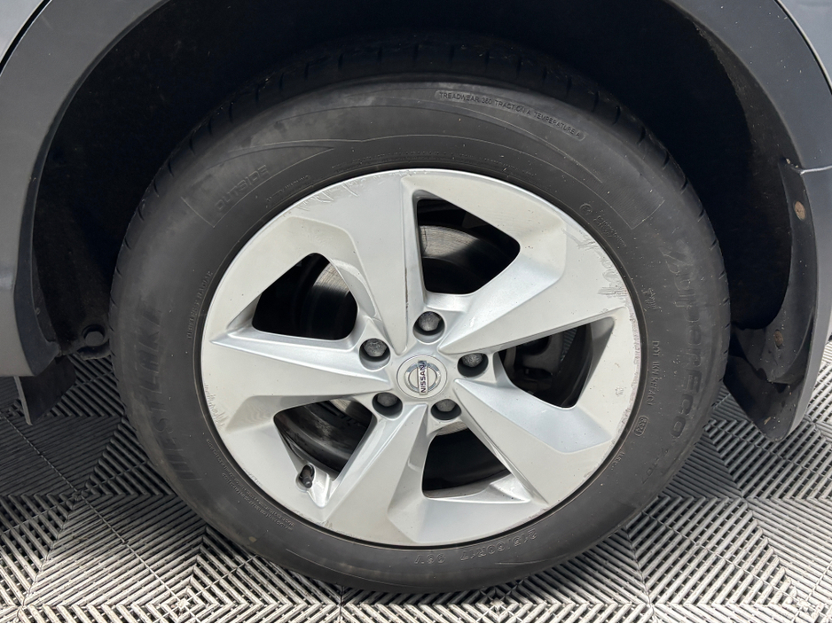 2018 Nissan Qashqai - image 2