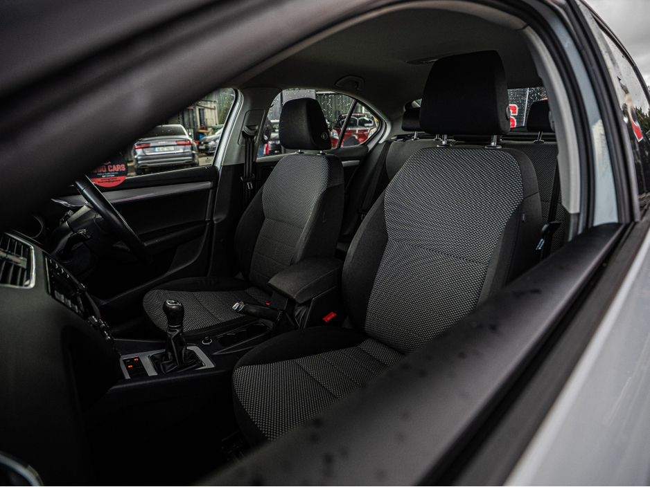 2015 Skoda Octavia - image 28