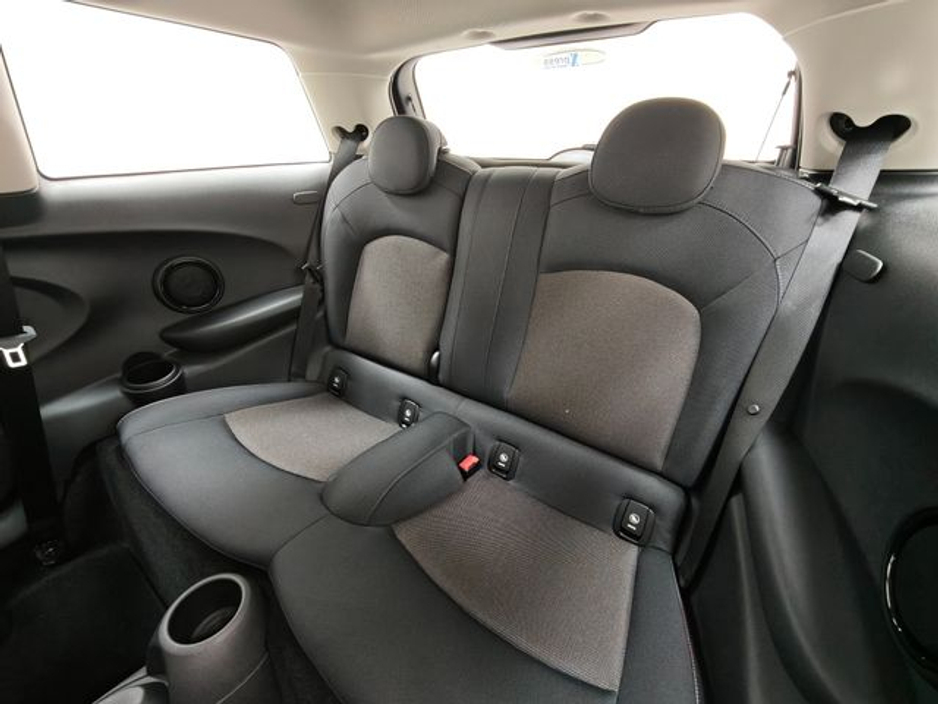 2017 MINI Cooper D - image 6