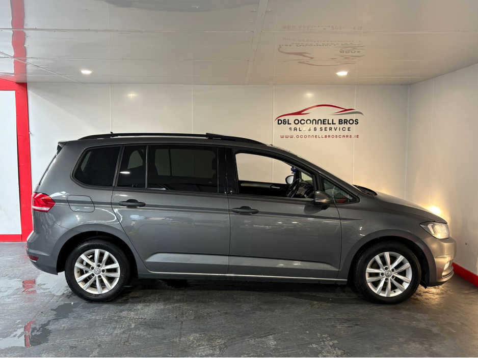 2017 Volkswagen Touran - image 4