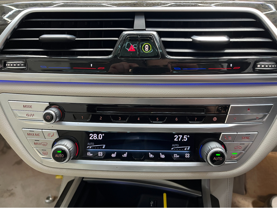 2018 BMW 7 Series - image 27