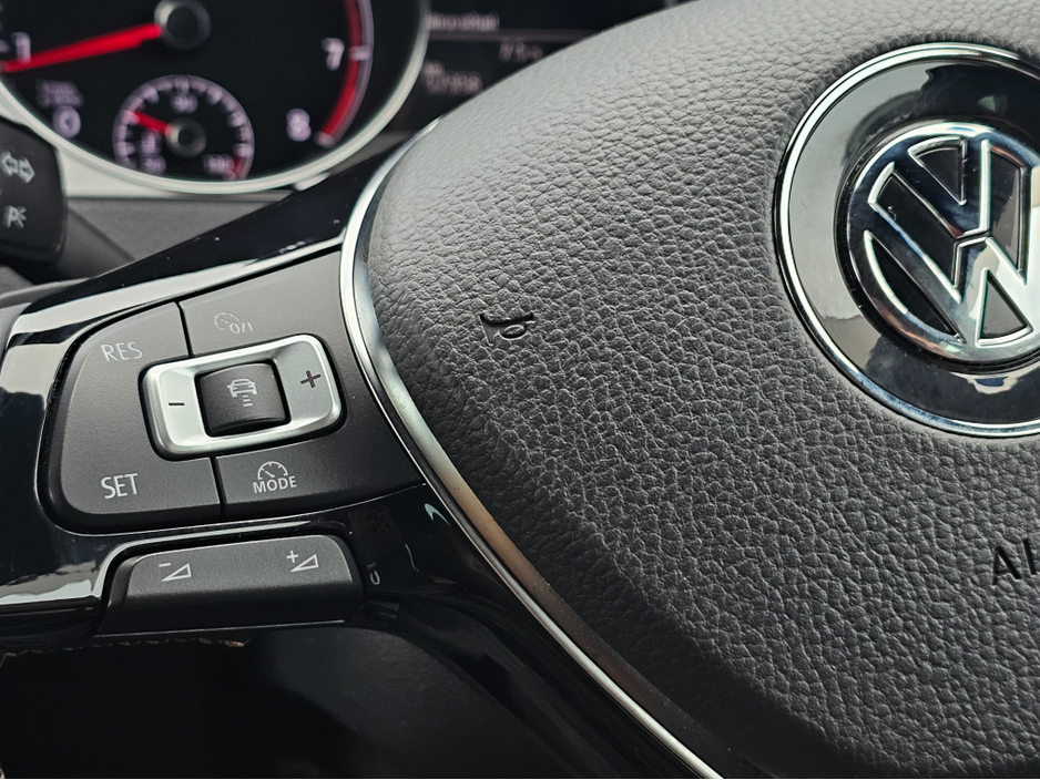 2014 Volkswagen Golf - image 17