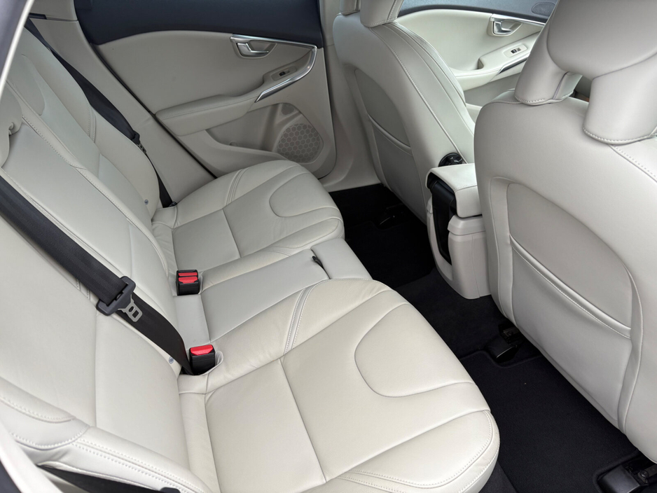 2017 Volvo V40 - image 22