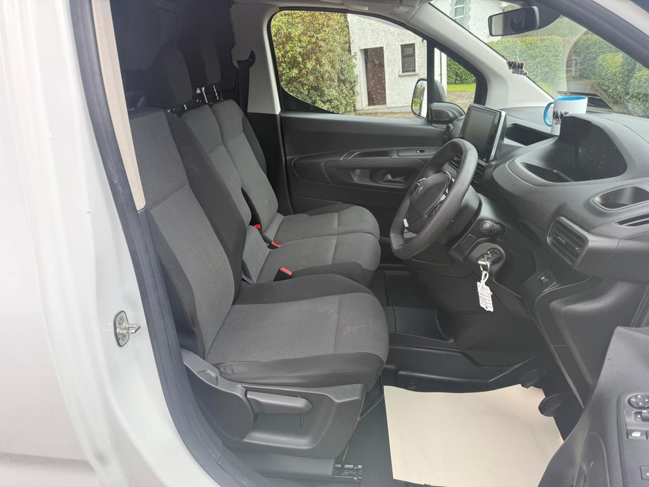 2022 Peugeot Partner - image 10