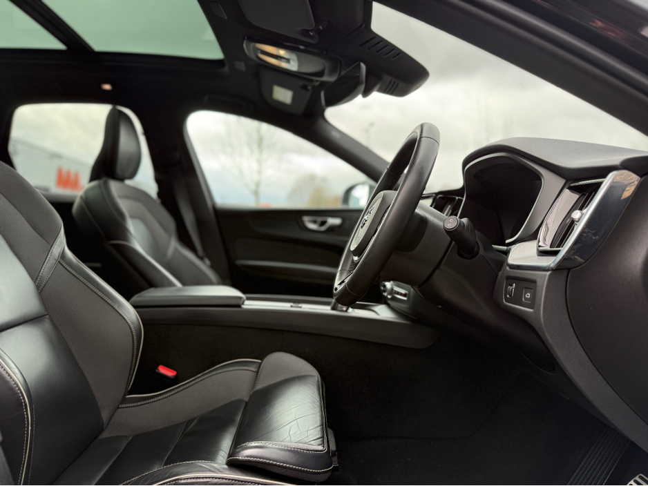 2021 Volvo XC60 - image 12