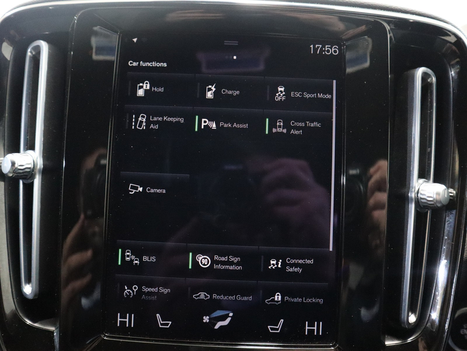 2023 Volvo XC40 - image 20