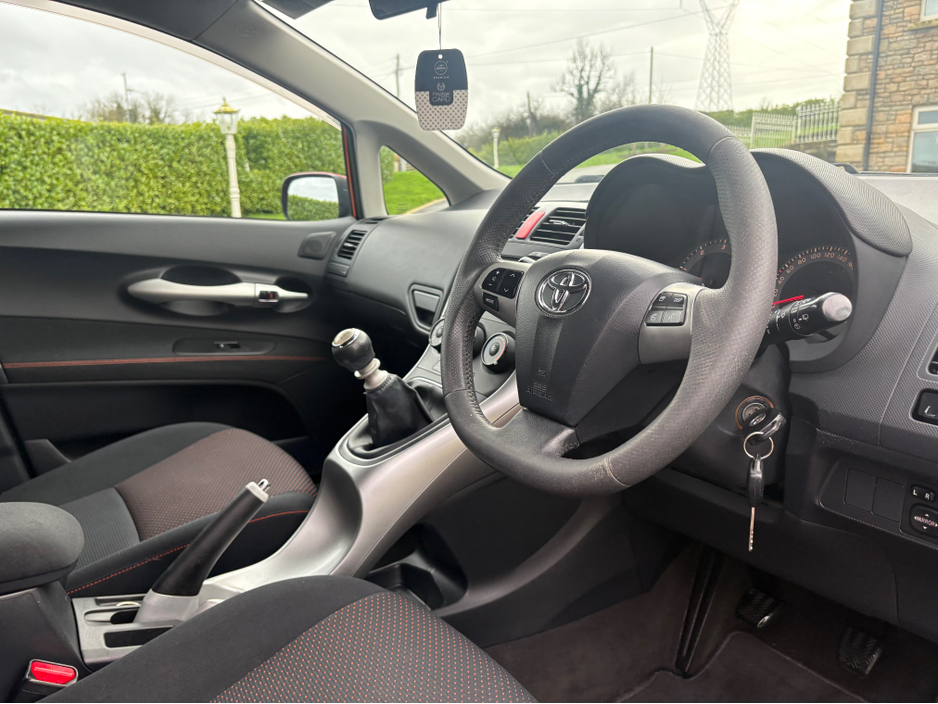 2011 Toyota Auris - image 4