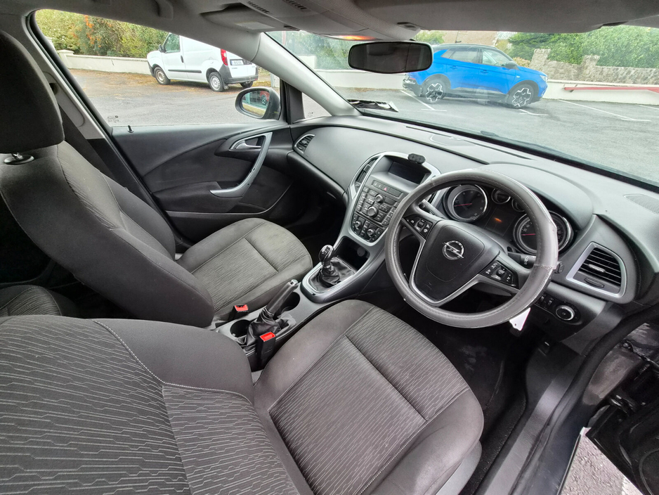 2013 Opel Astra - image 7