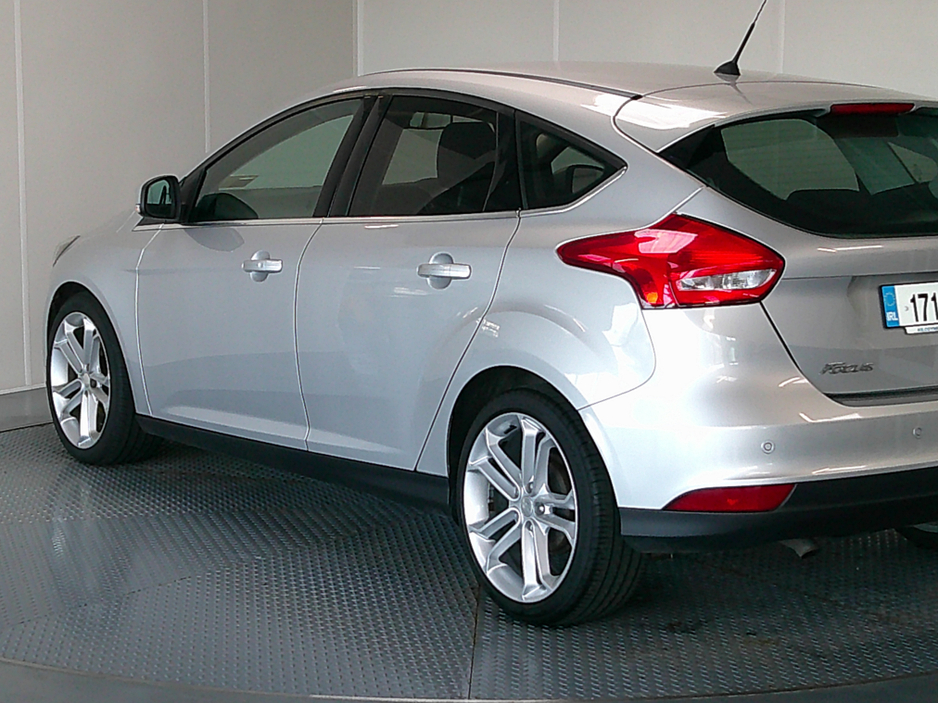 2017 Ford Focus - image 10