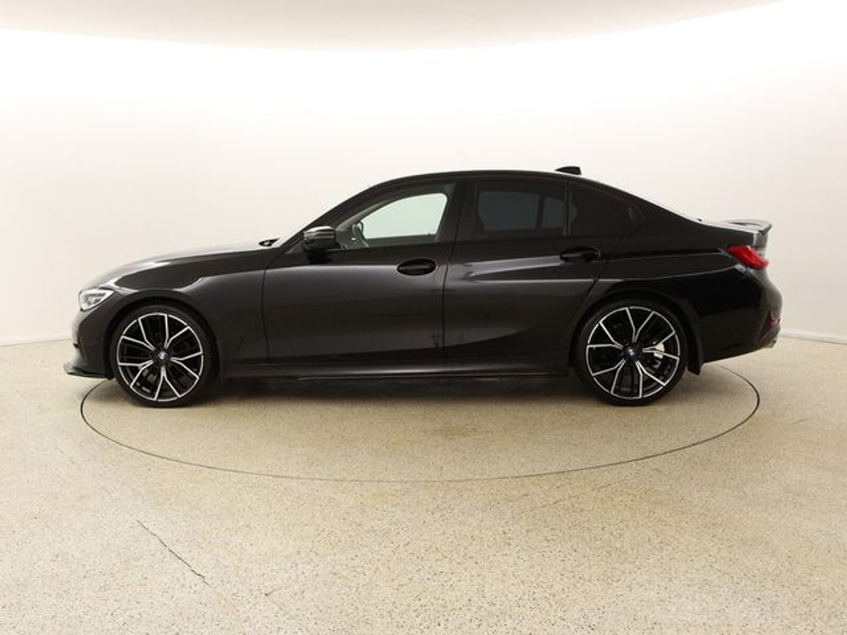 2021 BMW 3 Series - image 4