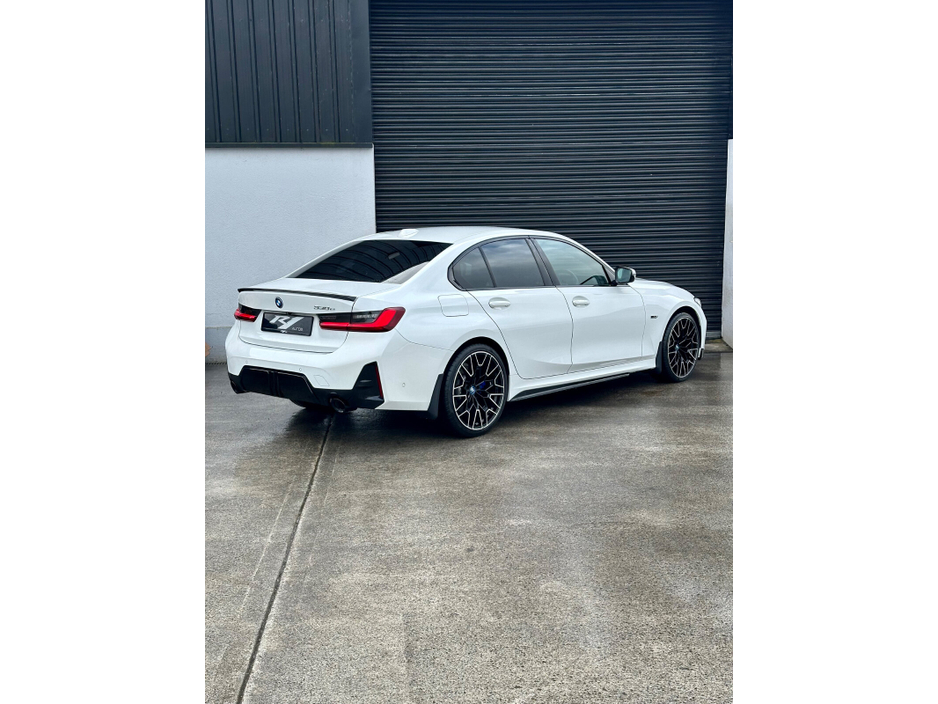 2022 BMW 3 Series - image 6