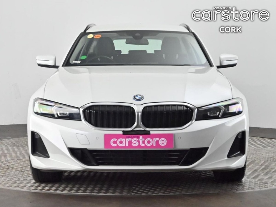 2023 BMW 3 Series - image 8