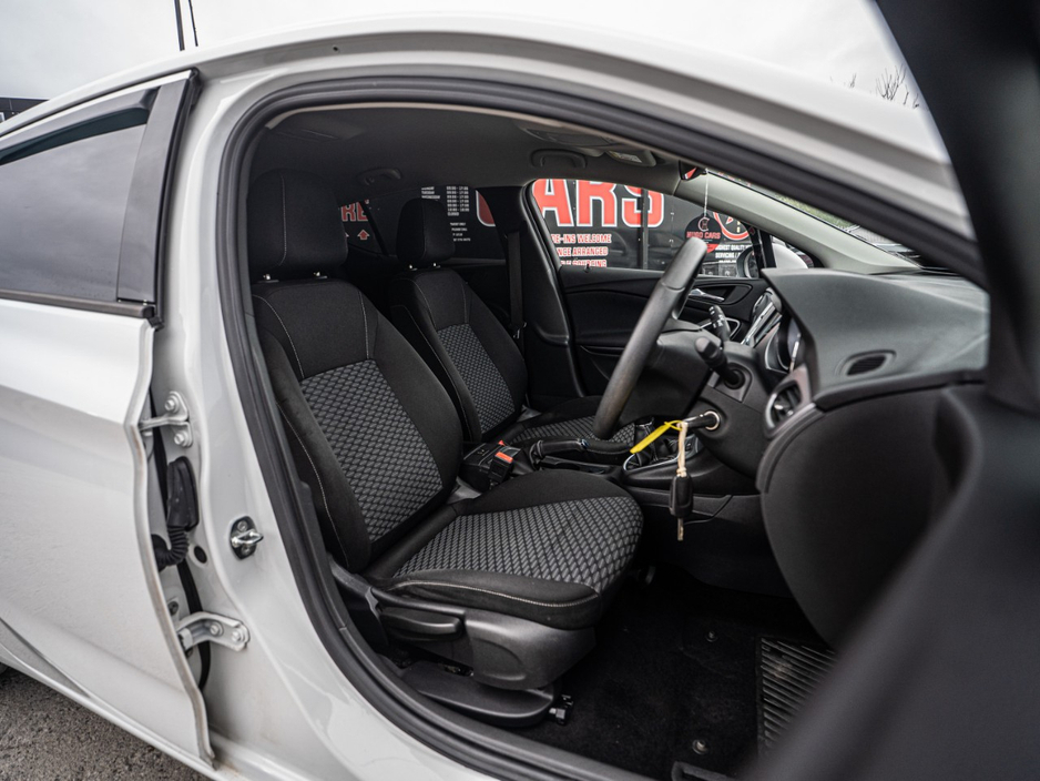 2016 Opel Astra - image 19