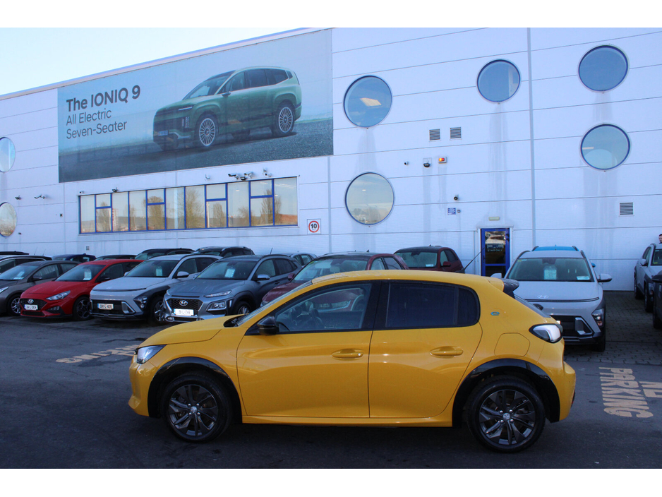 2022 Peugeot 208 - image 2