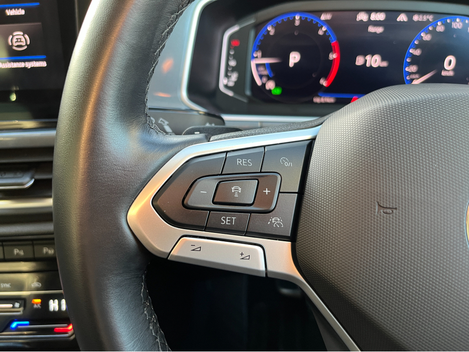 2023 Volkswagen T-Roc AUTOMATIC 2.0 DIESEL //MASSIVE SPEC//FULL LEATHER HEATED SEATS//PANORAMIC GLASS ROOF//LOW MILES// €31,950