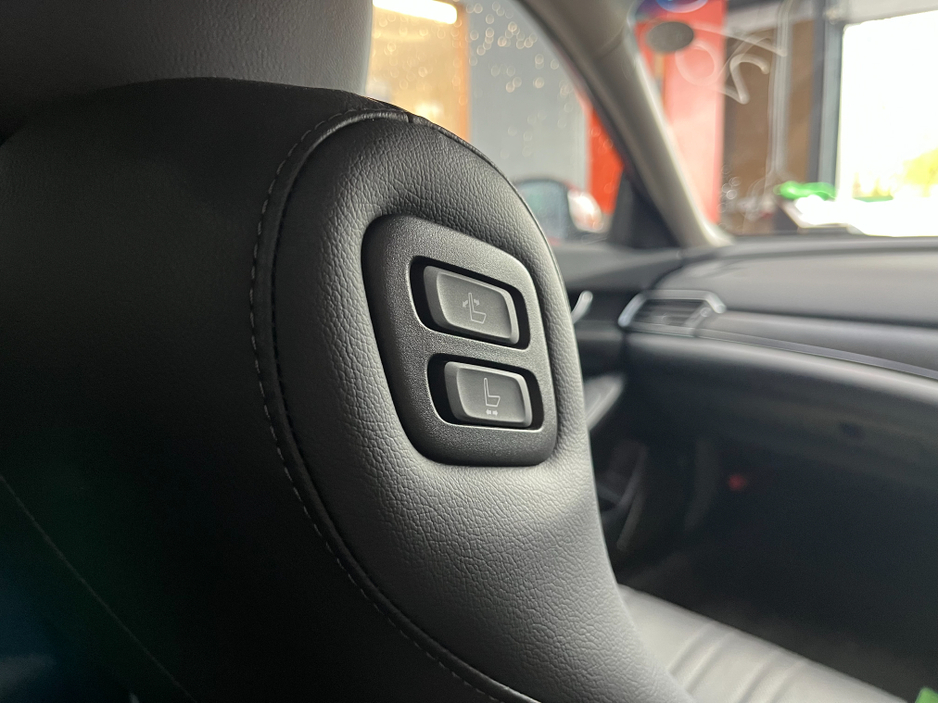 2020 BMW 5 Series - image 14