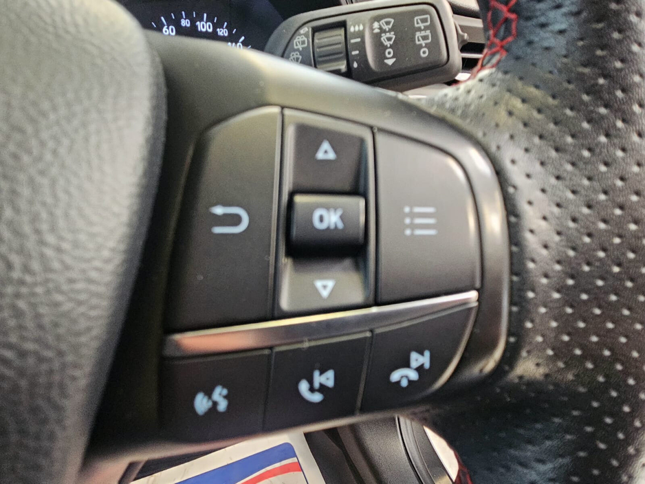 2019 Ford Focus - image 9