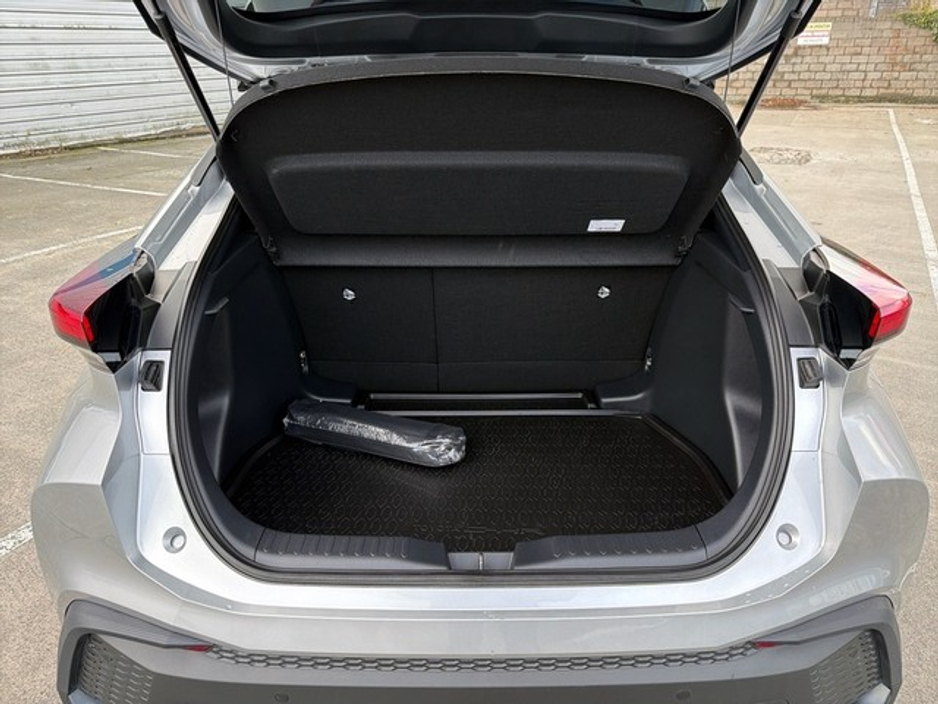 2025 Toyota C-HR SPORT PLUS SIDESTEPS & EXTRAS // HEATED SEATS // APPLE CARPLAY/ANDROID AUTO // SIDE STEPS // WIND DEFLECTORS // FULL WARRANTY €37,945