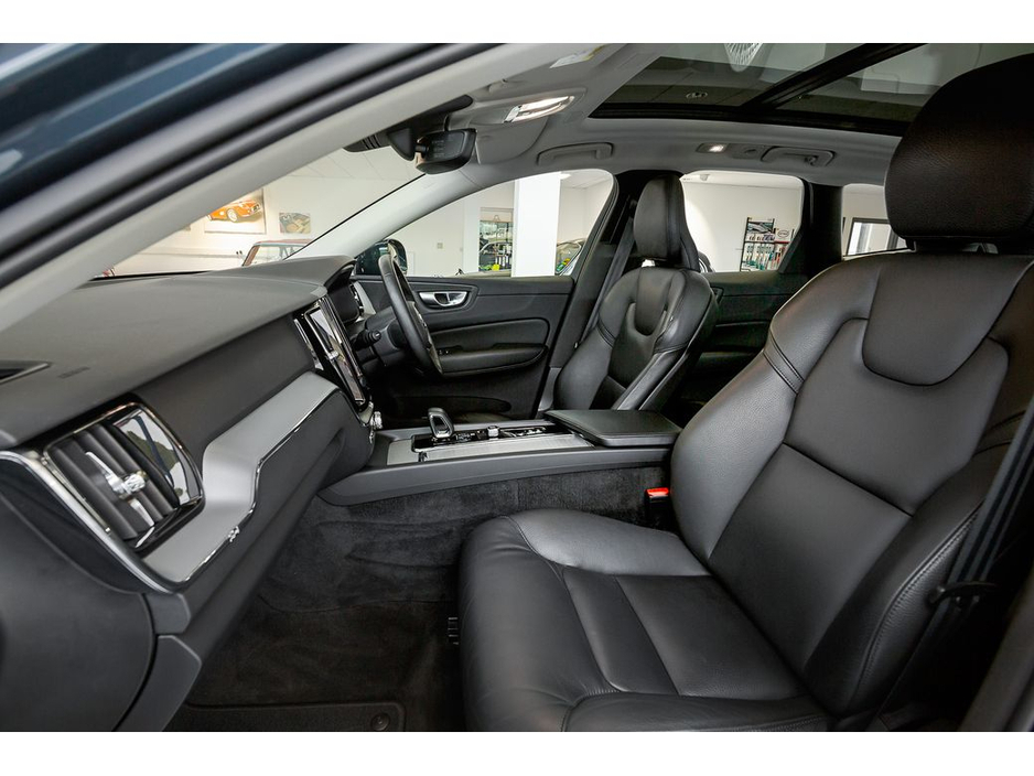 2023 Volvo XC60 - image 24